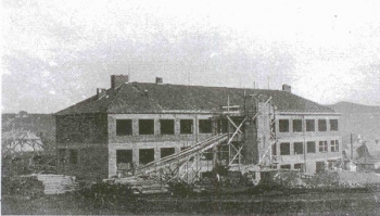 Archivní snímek ze stavby školy v roce 1950
