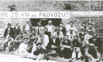 Foto stavebních dělníků z roku 1950